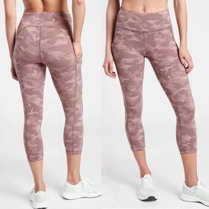 Athleta Ultimate Stash Pocket Texture Camo Capri Size Small Pink Mauve Combo